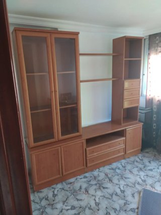 Mueble de salón madera con vitrina y cajones