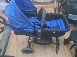 Carro de bebé azul