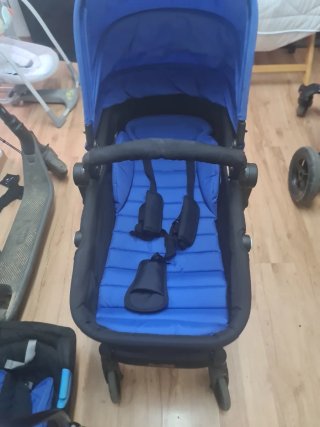 Carro de bebé azul