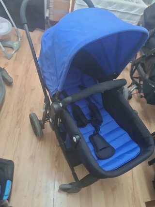 Carro de bebé azul