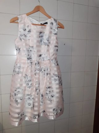 Vestido rosa y gris con flores