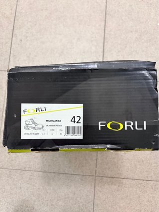 Botas de seguridad negras y rojas
