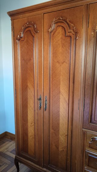 Juego de muebles en madera de cerezo.