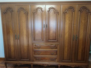 Juego de muebles en madera de cerezo.