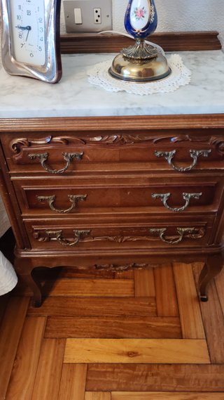 Juego de muebles en madera de cerezo.