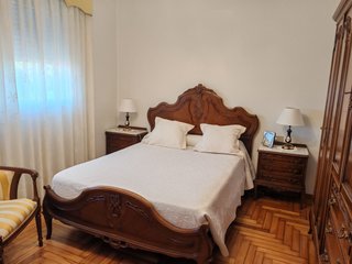 Juego de muebles en madera de cerezo.