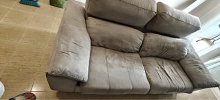 Sofá gris de tela cómodo