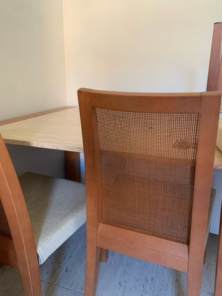 Mesa de mármol con 4 sillas de madera