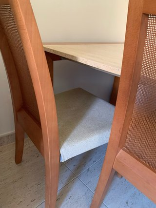 Mesa de mármol con 4 sillas de madera