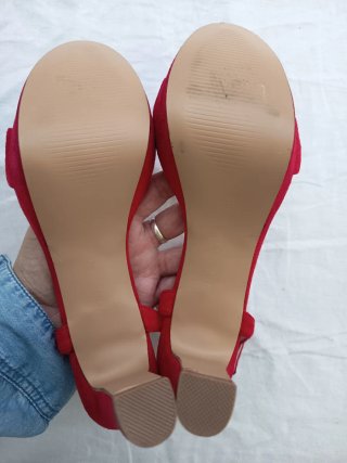 Zapatos de tacón rojos para mujer