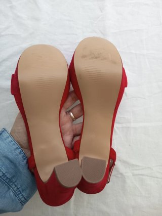 Zapatos de tacón rojos para mujer