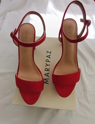 Zapatos de tacón rojos para mujer