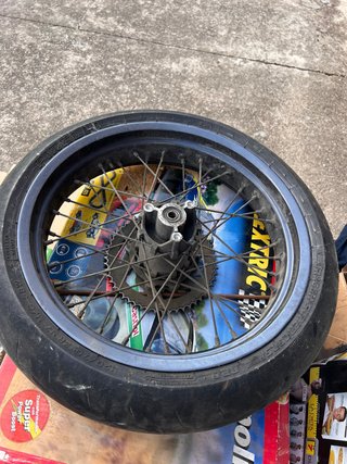 Rueda de moto con neumático Pirelli