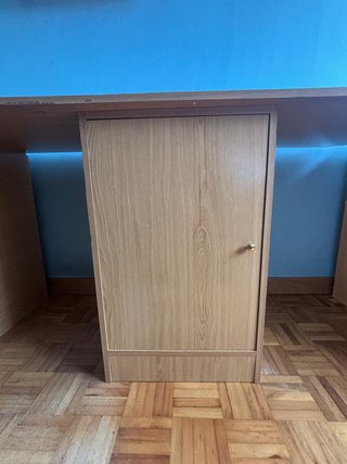 Escritorio de madera con cajones y estantes