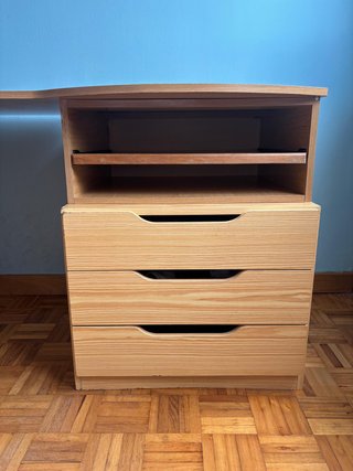 Escritorio de madera con cajones y estantes
