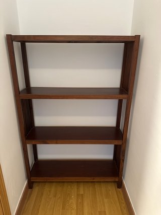 Estantería de madera marrón