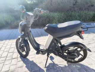 Ciclomotor Eléctrico Cuca Scooter Negro/Blanco
