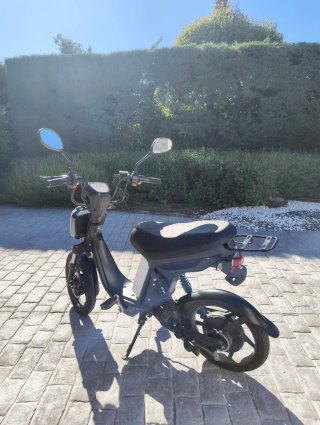 Ciclomotor Eléctrico Cuca Scooter Negro/Blanco