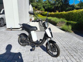 Ciclomotor Eléctrico Cuca Scooter Negro/Blanco