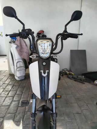 Ciclomotor Eléctrico Cuca Scooter Negro/Blanco