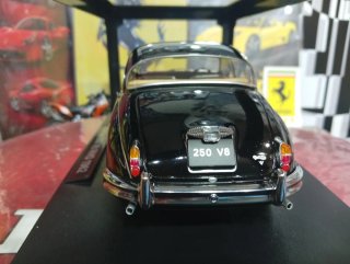 Coche a escala 1:18 Daimler 250 V8