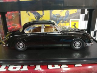 Coche a escala 1:18 Daimler 250 V8