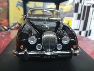 Coche a escala 1:18 Daimler 250 V8
