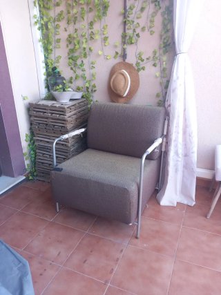 Sillón cómodo marrón y gris