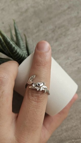 Anello regolabile con koala e foglie