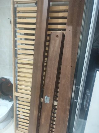 Cama doble piel y madera urgente