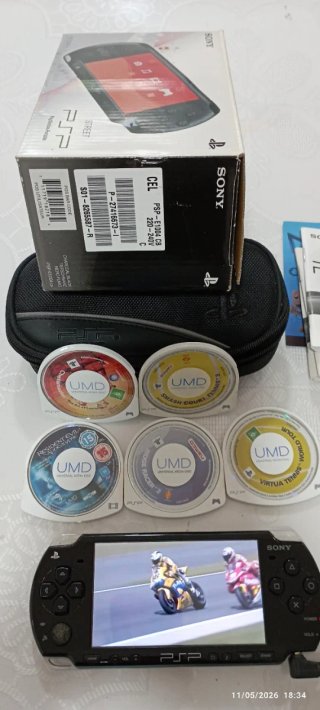Consola PSP en su caja, Manual, cargador+ 7 Juegos