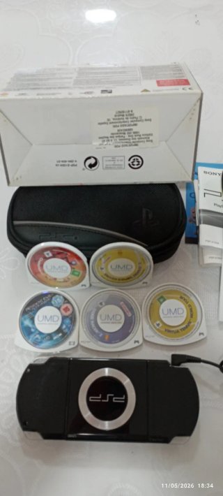 Consola PSP en su caja, Manual, cargador+ 7 Juegos