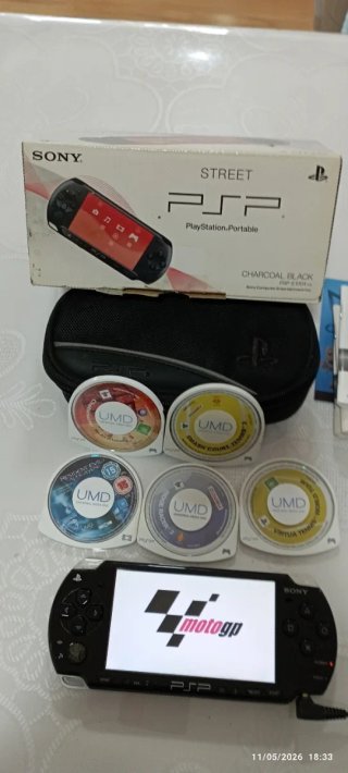Consola PSP en su caja, Manual, cargador+ 7 Juegos