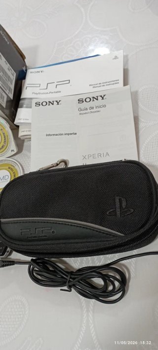 Consola PSP en su caja, Manual, cargador+ 7 Juegos