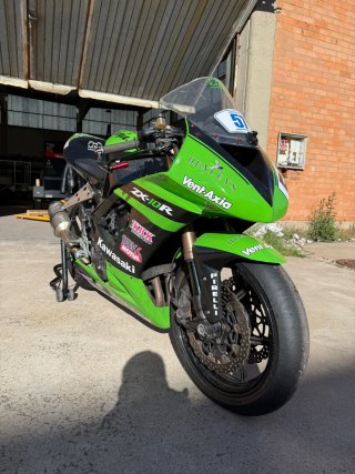 Kawasaki ZX-10R - Moto Deportiva Verde/Negra