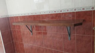 Barra de cocina madera con escuadras metálicas