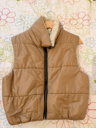 Chaleco acolchado beige con cuello alto