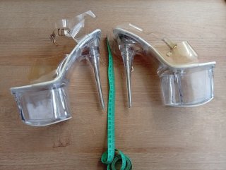 Zapatos de tacón transparentes