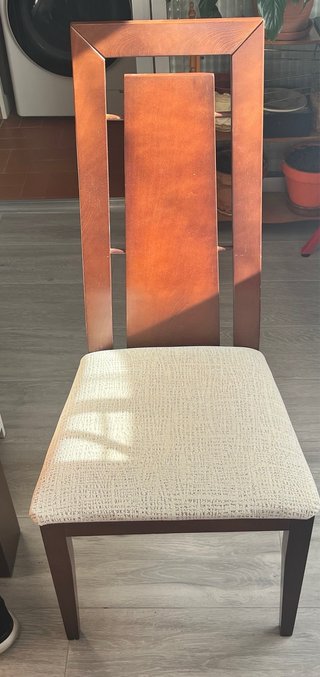 Mesa comedor y las sillas estan en perfecto estado