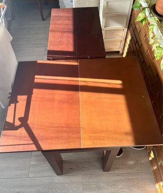 Mesa comedor y las sillas estan en perfecto estado