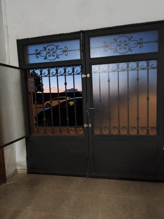 Puerta de hierro forja decorada