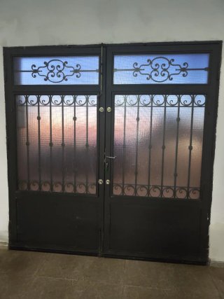 Puerta de hierro forja decorada