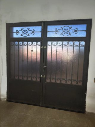 Puerta de hierro forja decorada