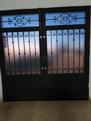 Puerta de hierro forja decorada