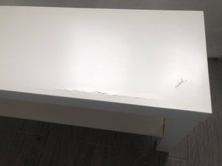 Banco recibidor blanco con balda