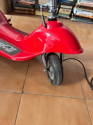 Patinete eléctrico Coca-Cola con sillín