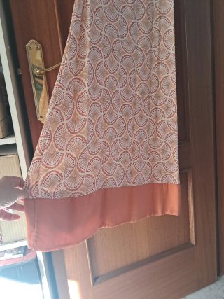 Vestido midi estampado naranja y beige