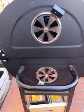 Barbacoa negra con detalles de madera