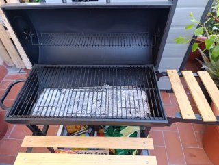 Barbacoa negra con detalles de madera