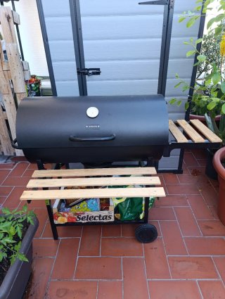 Barbacoa negra con detalles de madera